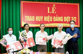 Huyện ủy Châu Thành trao tặng huy hiệu Đảng cho các đảng viên cao niên tuổi Đảng