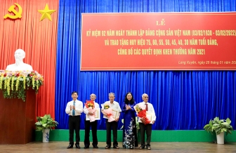TP. Long Xuyên tổ chức lễ kỷ niệm 92 năm thành lập Đảng 3-2; trao Huy hiệu Đảng và khen thưởng các thành tích năm 2021