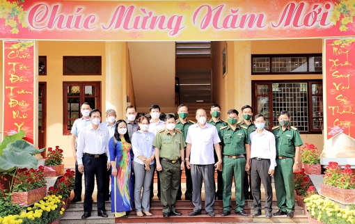 Chủ tịch UBND tỉnh An Giang Nguyễn Thanh Bình thăm, chúc Tết lực lượng vũ trang, trao quà cho hộ nghèo