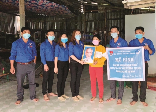 Nữ Bí thư Xã đoàn tích cực học tập Bác
