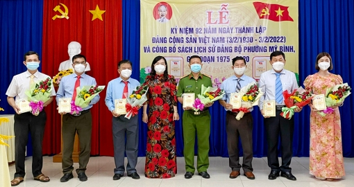Phường Mỹ Bình công bố sách lịch sử Đảng bộ