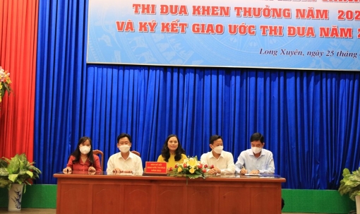 UBND TP. Long Xuyên ký kết giao ước thi đua  về cải cách hành chính năm 2022