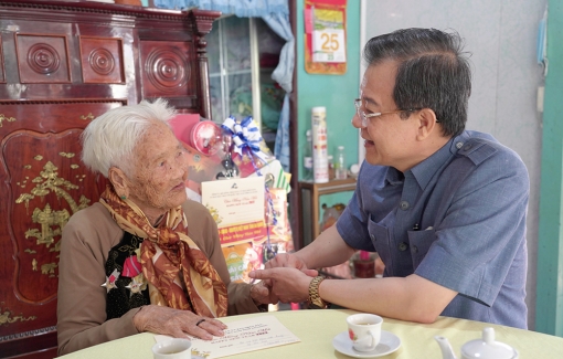 Bí thư Tỉnh ủy An Giang Lê Hồng Quang chúc Tết, tặng quà trên địa bàn TP. Châu Đốc
