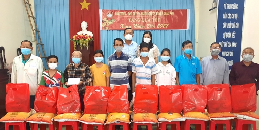 Châu Phú chăm lo Tết cho người dân