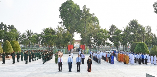 Lãnh đạo huyện Châu Phú viếng nghĩa trang liệt sĩ huyện