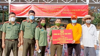 Công an TX. Tân Châu hỗ trợ Việt kiều nghèo tại Campuchia