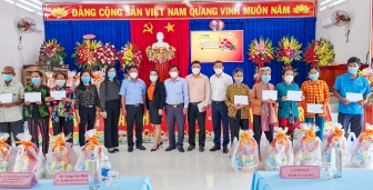 Tặng 50 phần quà Tết cho hộ Khmer nghèo xã An Cư