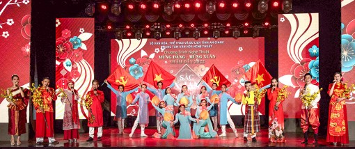 “Ðảng ta vĩ đại như biển rộng, như núi cao”