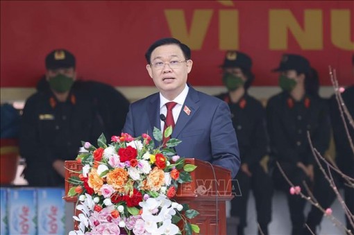 Chủ tịch Quốc hội Vương Đình Huệ thăm, chúc tết Bộ Tư lệnh Cảnh sát cơ động