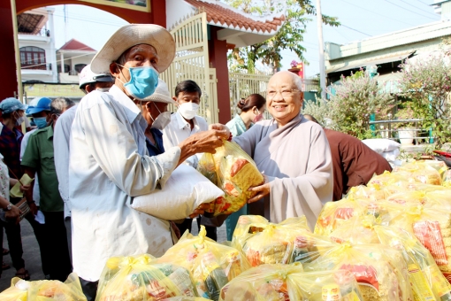 Chùa Pháp Hoa trao tặng quà Tết cho bà con nghèo TP. Long Xuyên