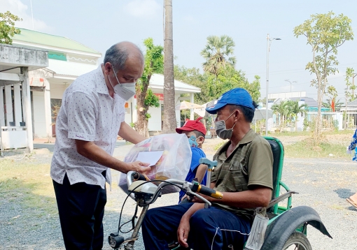 Tặng 200 phần quà Tết cho hộ nghèo 2 huyện Tri Tôn và Thoại Sơn