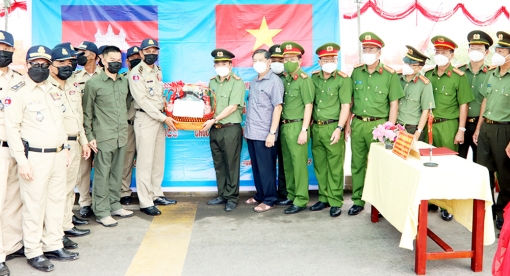 Công an Kandal chúc Tết Công an An Giang