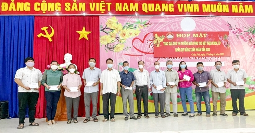 Trao 100 phần quà Tết tặng các trưởng ban công tác mặt trận khóm, ấp ở Châu Phú