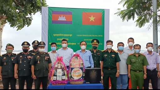Lãnh đạo huyện Leuk Deak thăm,  chúc Tết UBND TX. Tân Châu và các đơn vị đóng quân trên địa bàn