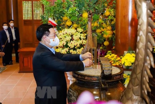 Chủ tịch Quốc hội dâng hương tưởng niệm Bác Hồ tại Nghệ An