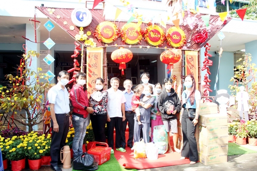 Ông Đoàn Ngọc Hải trao tặng sữa và đưa 3 bệnh nhi nghèo về quê tại An Giang