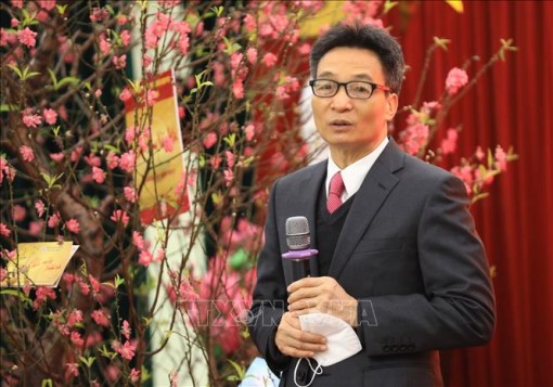 Phó Thủ tướng Vũ Đức Đam động viên, chúc Tết cán bộ, y bác sỹ tại Hà Nội