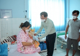 Bệnh viện Sản-Nhi An Giang chào đón bé trai đầu tiên ra đời giờ giao thừa năm 2022