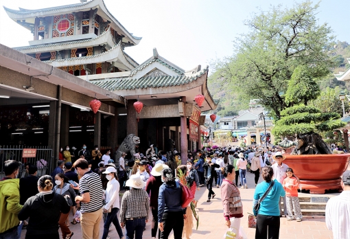 Trên 510.000 lượt du khách đến miếu Bà Chúa Xứ núi Sam trong Tết Nguyên đán