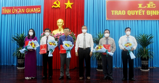 Ban Thường vụ Tỉnh ủy An Giang trao quyết định đối với 5 cán bộ