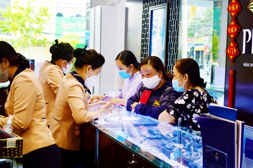 Người dân tranh thủ mua vàng trong ngày vía Thần Tài 2022