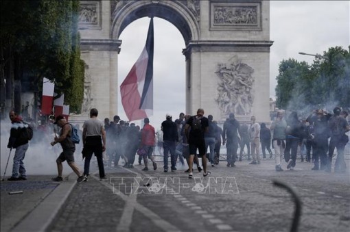 Cảnh sát Pháp chặn đoàn xe biểu tình tiến vào thủ đô Paris