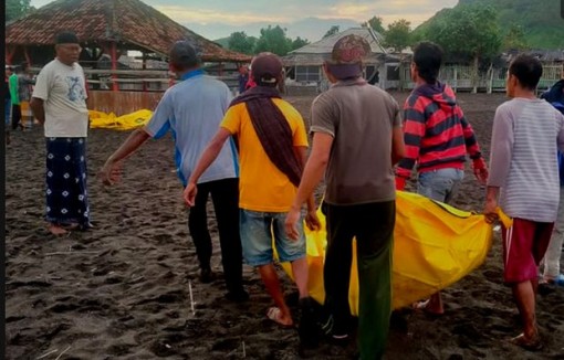 Indonesia: 10 người thiệt mạng vì sóng biển cuốn trôi khi đang thiền