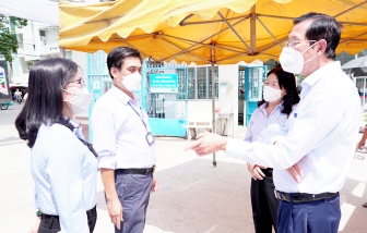 Phó Chủ tịch UBND tỉnh An Giang Lê Văn Phước kiểm tra công tác đón học sinh trở lại trường học