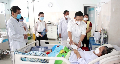 Tặng thẻ bảo hiểm y tế, mang Tết ấm đến với người nghèo