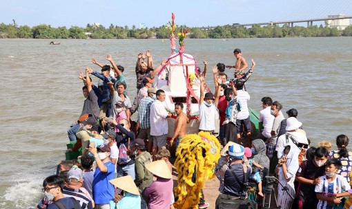 Làng chài tưng bừng lễ hội Tống ôn trên sông