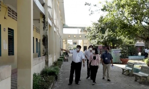 Phó Bí thư Thường trực Huyện ủy Chợ Mới Hà Minh Trang kiểm tra việc đón học sinh trở lại học trực tiếp
