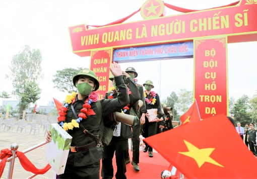 1.744 thanh niên An Giang lên đường nhập ngũ