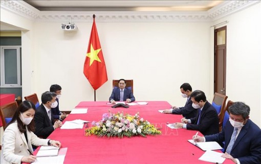 Thủ tướng điện đàm với Chủ tịch, Giám đốc điều hành Tập đoàn Pfizer