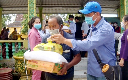 Thêm 300 phần quà cho bà con nghèo huyện Tri Tôn