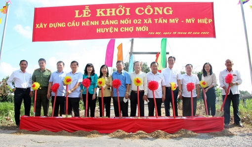 Công ty Cổ phần Đầu tư xây dựng Thương mại Tấn Thắng tài trợ 600 triệu đồng xây dựng cầu nối liền 2 xã Tấn Mỹ-Mỹ Hiệp
