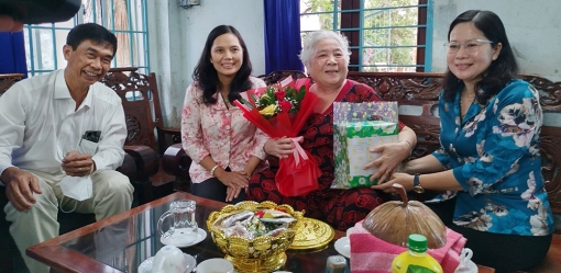 Bí thư Thành ủy, Chủ tịch UBND TP. Long Xuyên Đặng Thị Hoa Rây thăm, tặng quà nguyên lãnh đạo phòng y tế, trung tâm y tế