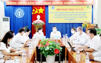 Trao tặng sổ tặng 3.111 sổ bảo hiểm xã hội, 8.891 thẻ bảo hiểm y tế cho người dân có hoàn cảnh khó khăn