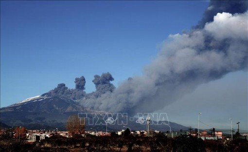 Núi lửa Etna ở Italy phun trào, khói bụi bay đi xa 10 km