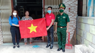 Tặng cờ Tổ quốc cho 100 hộ dân khu vực biên giới An Phú