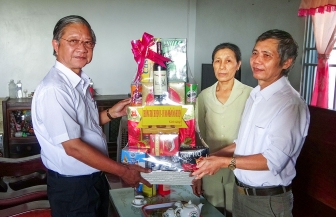 Lãnh đạo huyện Tri Tôn thăm cán bộ biên phòng nghỉ hưu