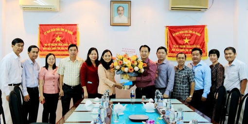 Thành ủy, UBND, UBMTTQVN TP. Long Xuyên thăm, tặng quà các đơn vị y tế