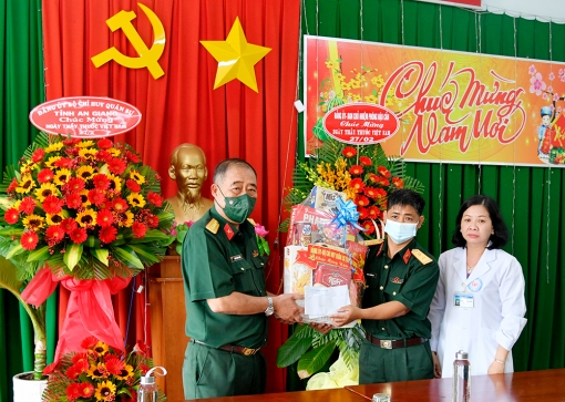Bộ Chỉ huy Quân sự An Giang thăm, chúc mừng Bệnh xá Quân y