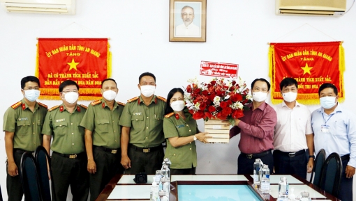 Công an An Giang thăm, tặng quà các đơn vị y tế