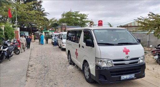 Ít nhất 13 người tử vong trong vụ chìm ca nô du lịch trên biển Cửa Đại