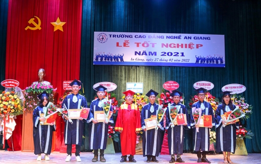 Trường Cao đẳng nghề An Giang trao bằng tốt nghiệp cho 306 sinh viên