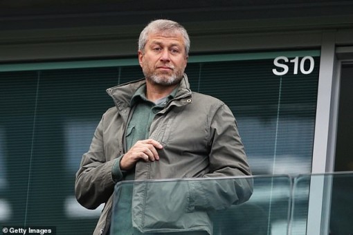 Tỷ phú Roman Abramovich chuyển giao Chelsea cho tổ chức từ thiện