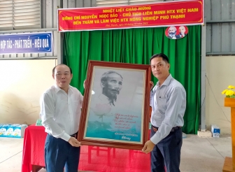 Chủ tịch Liên minh Hợp tác xã Việt Nam Nguyễn Ngọc Bảo làm việc tại An Giang