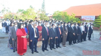 Dâng hương kỷ niệm 116 năm Ngày sinh Thủ tướng Phạm Văn Đồng