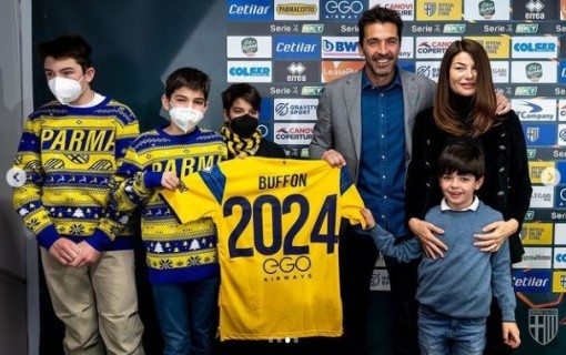 Buffon gia hạn Parma, chơi bóng đến 46 tuổi