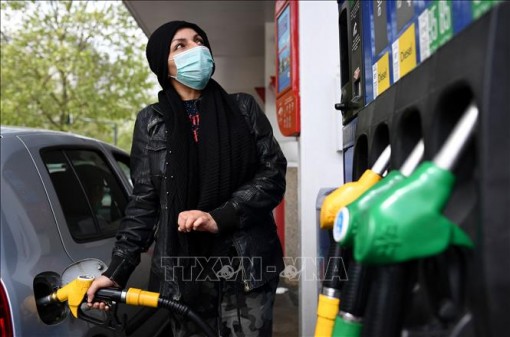 Giá dầu thế giới tăng vọt